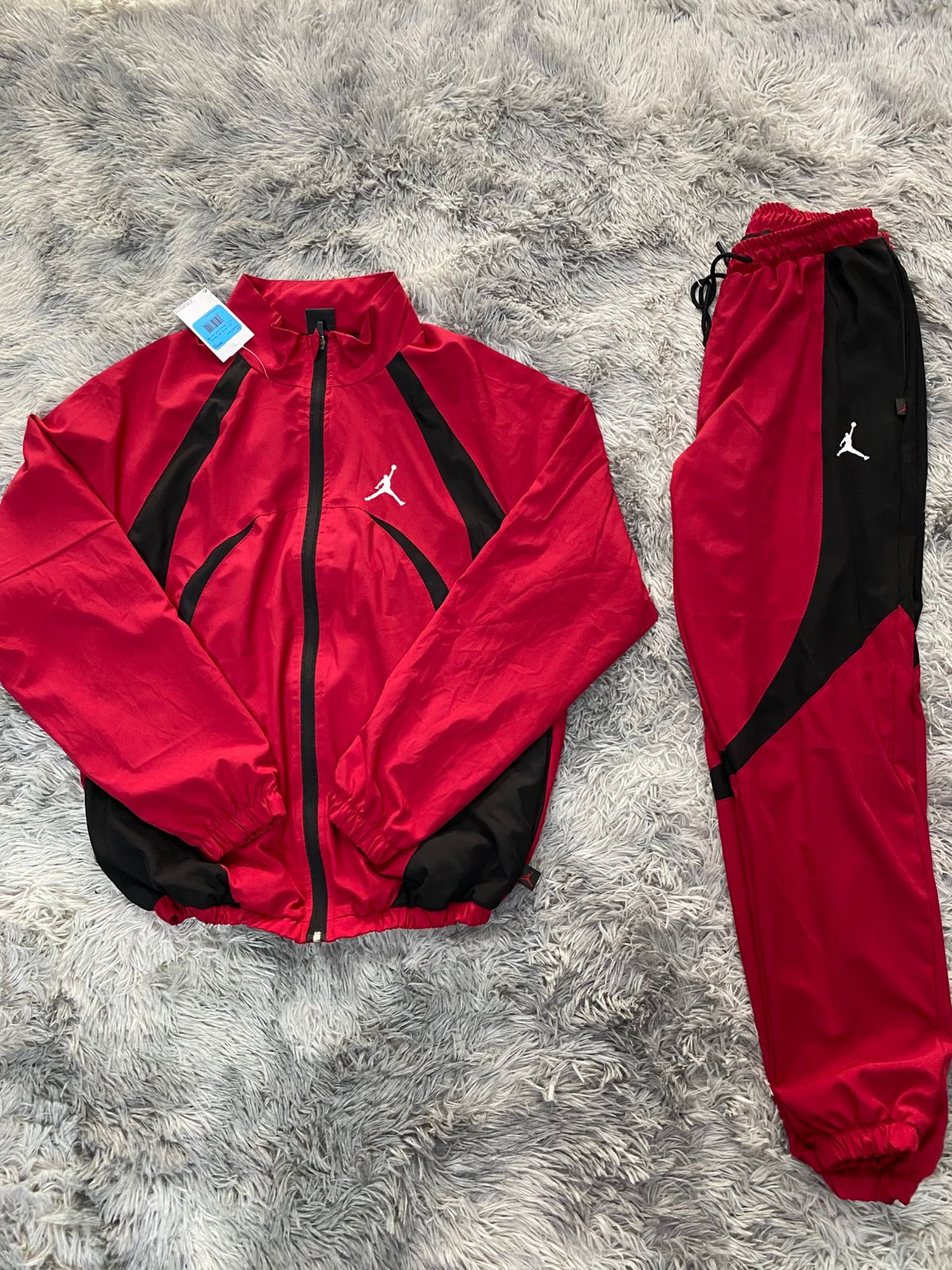 CONJUNTO JORDAN AC ROMPEVIENTOS ROJO/ NEGRO